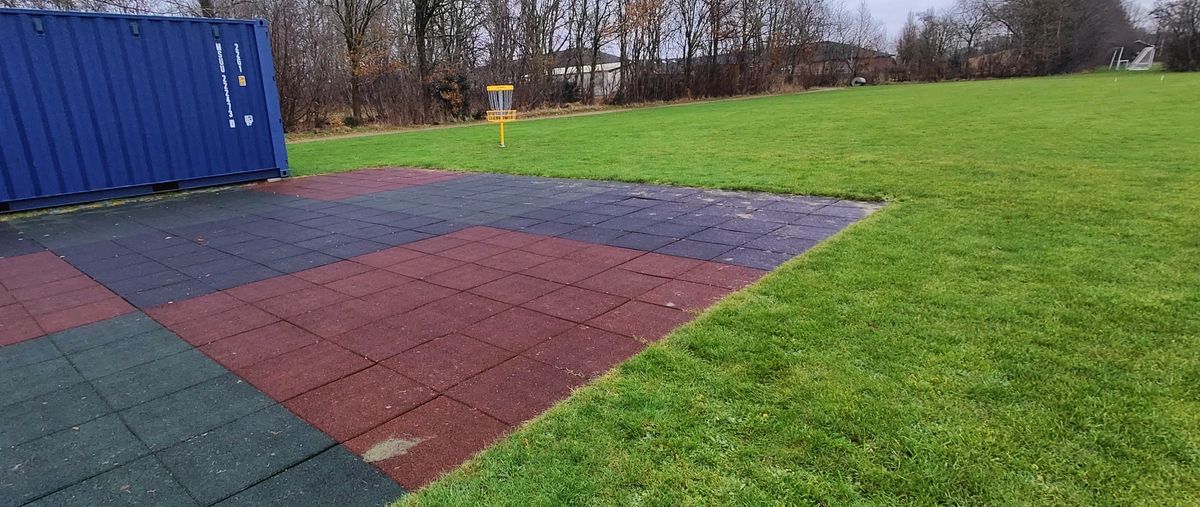 Kurv 8 - DZ er midt for det røde felt langs græskanten.