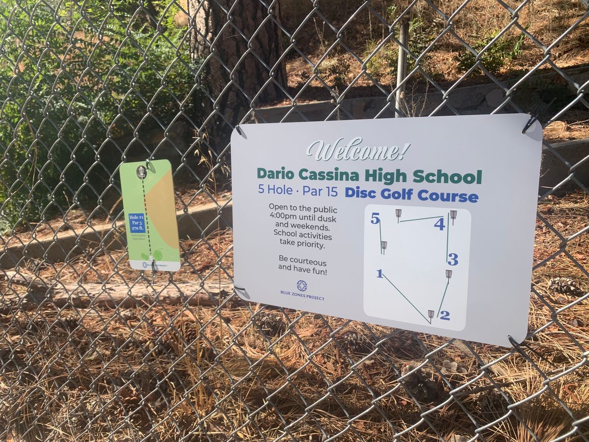 Signs for hole 1