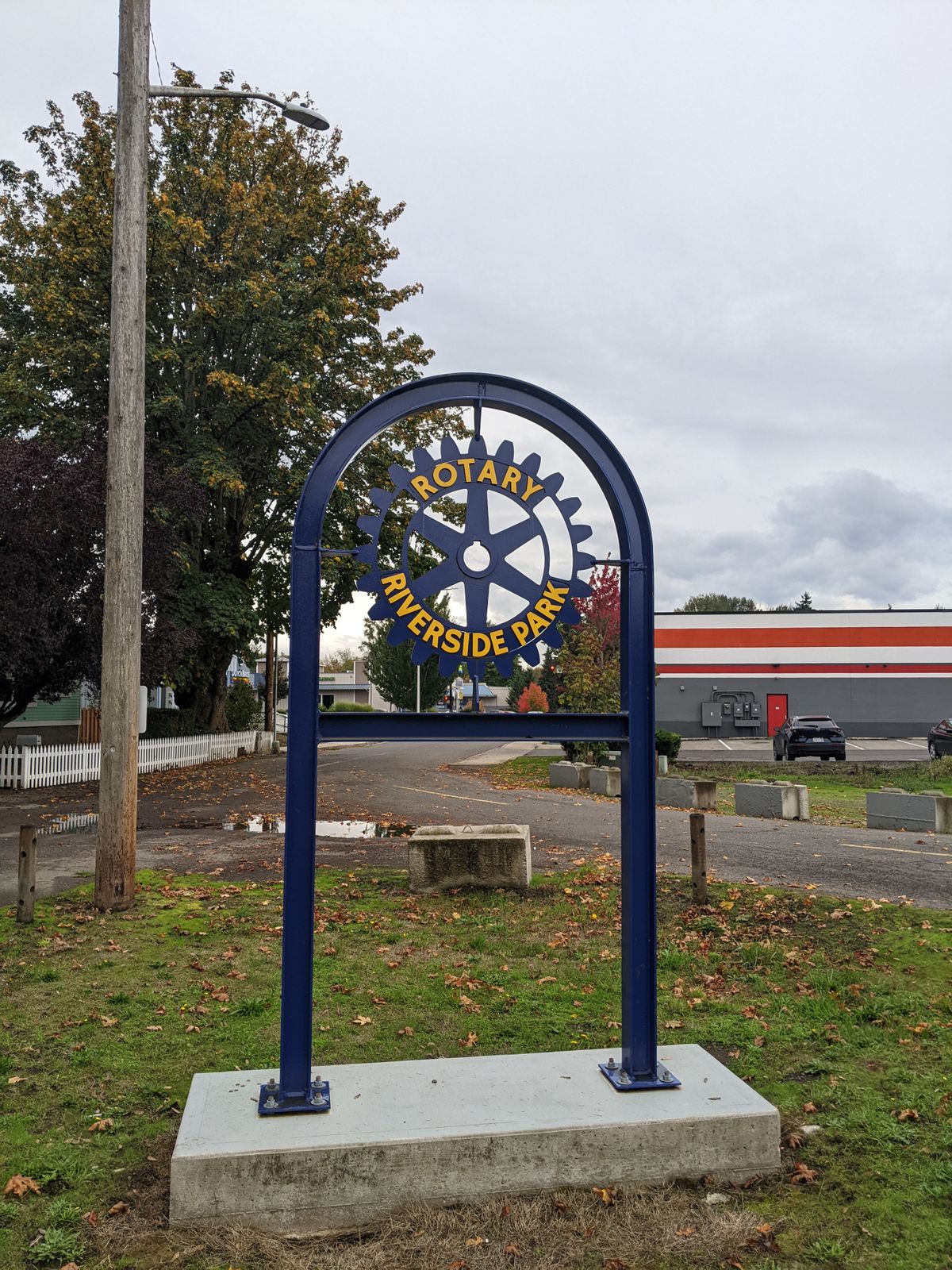 Rotary Riverside, behind hole 1