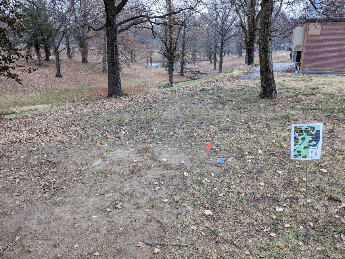 New Hole 5 blue/white tee