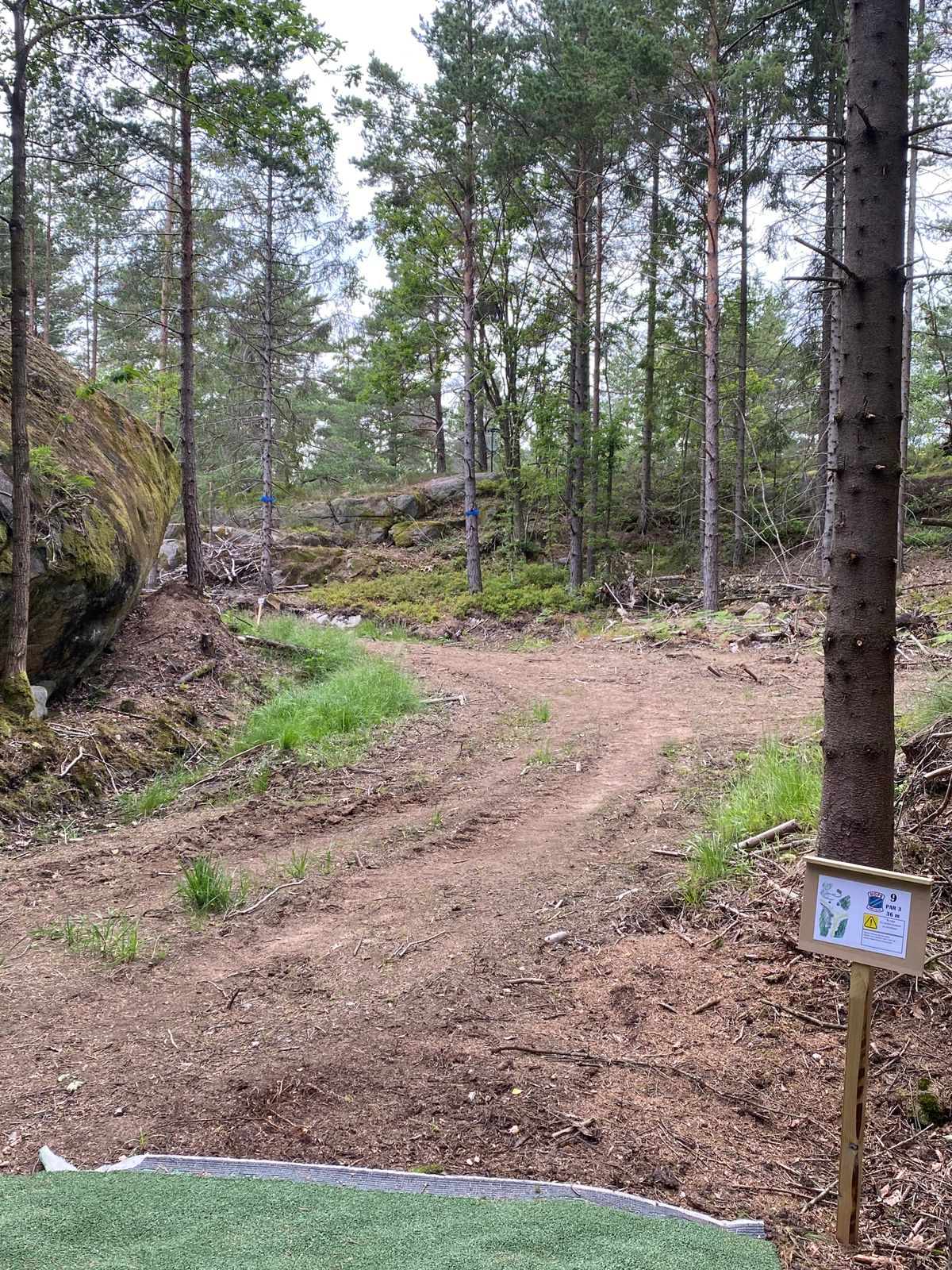 Fairway hull 9, dobbel mando merket med blå piler, kast fra dropzone ved mando bom.