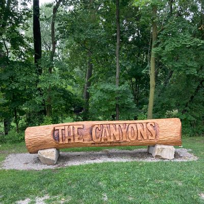 The Canyons Log. The welcoming sign as you are walking to Hole 1.