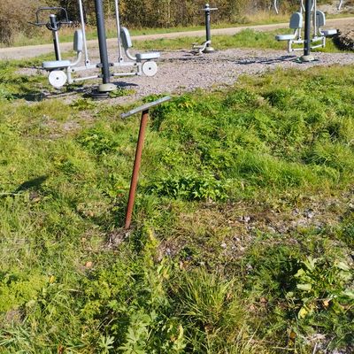 6-tiin vieressä kuntoililaitteita