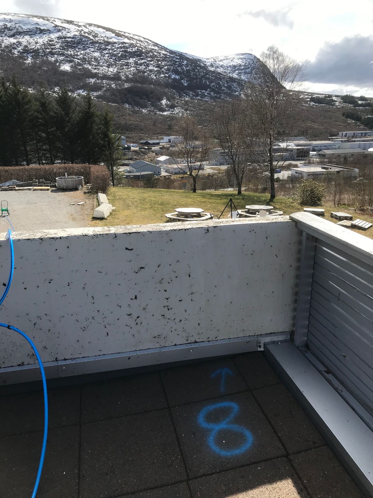 Hol 8 frå terrasse på skulen.