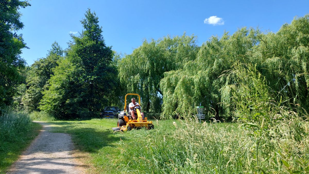 Onze maaier op hole 12 wit
