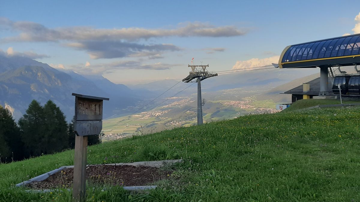 Abwurf Bahn 11 mit Blick nach Innsbruck direkt neben der Bergstation der ersten von zwei Sektionen der Bergbahn Oberperfuss