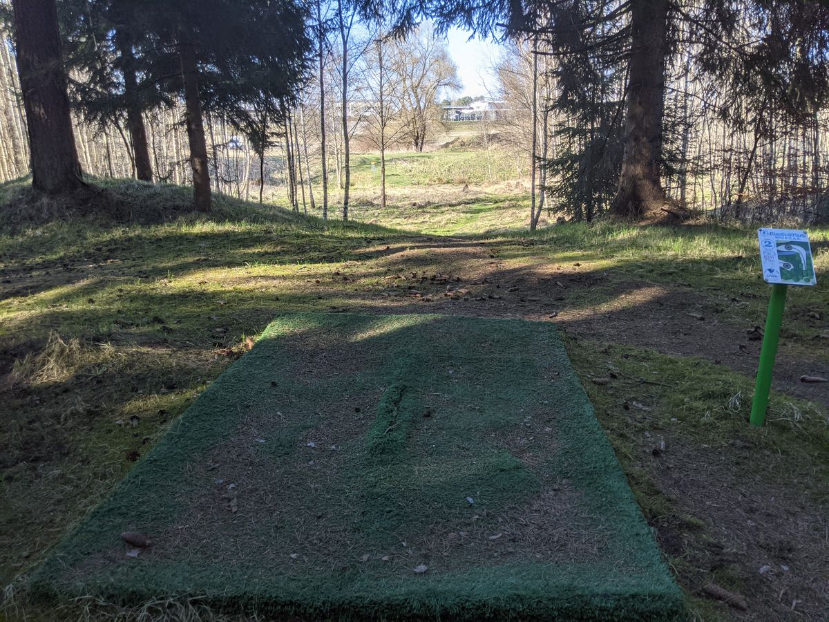 Hole 2: Straight shot, creek on 3 sides of basket.