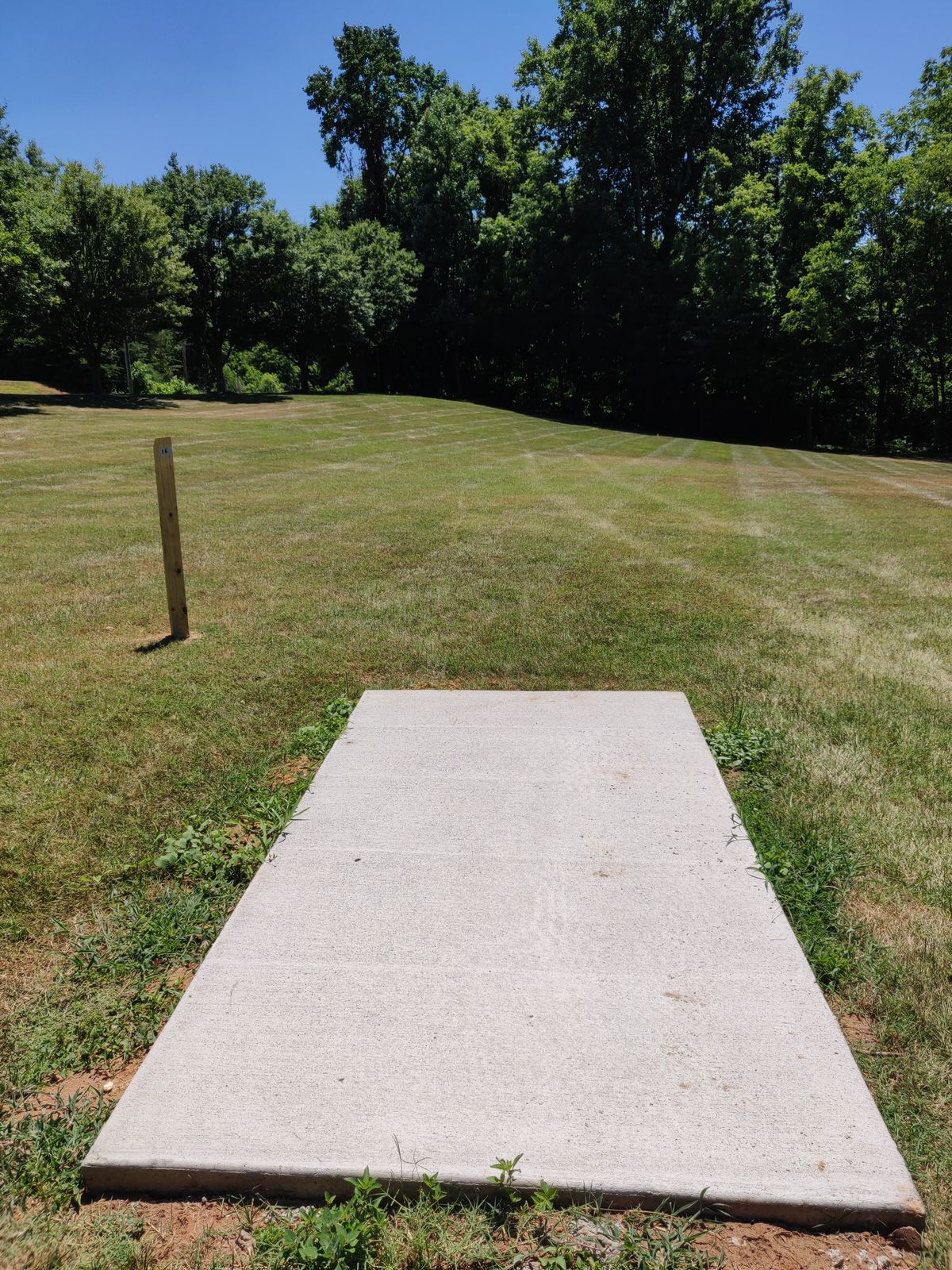 Hole 16. Looking at the basket from the pad.