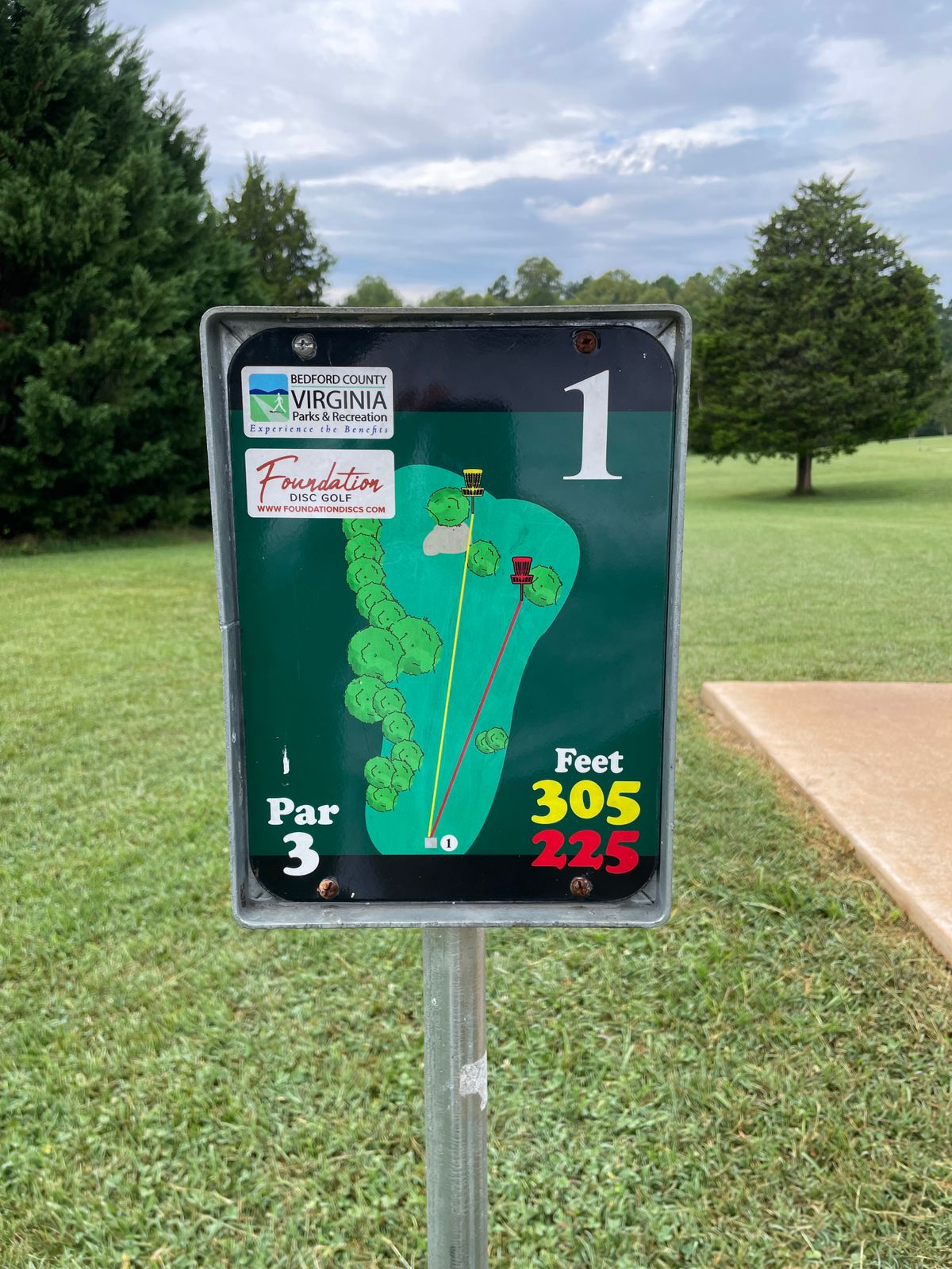 Teepad marker for fairway 1 for red and yellow baskets