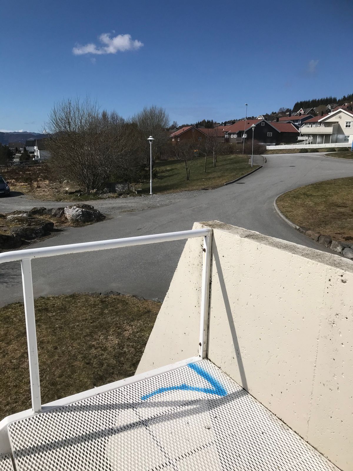 Hol 7 med utkast frå topp av trapp. Asfalt er ikkje spelbar. Full lovlig å kaste fra balkongen 