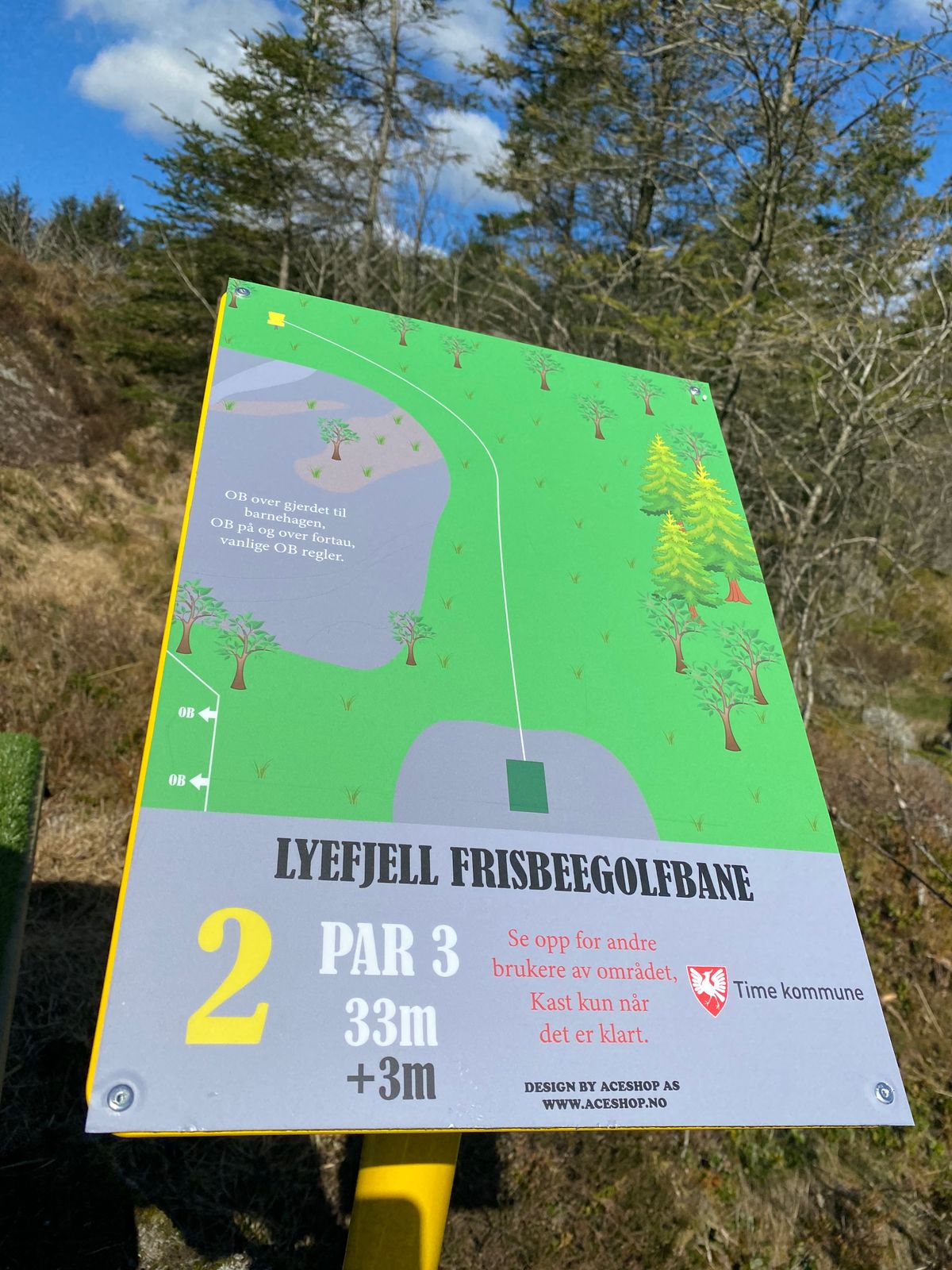 OB over gjerde til barnehage. Kurv ikke synlig fra Tee.