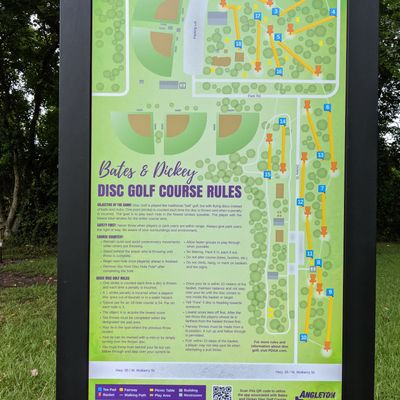 Decent signage including this near hole one.