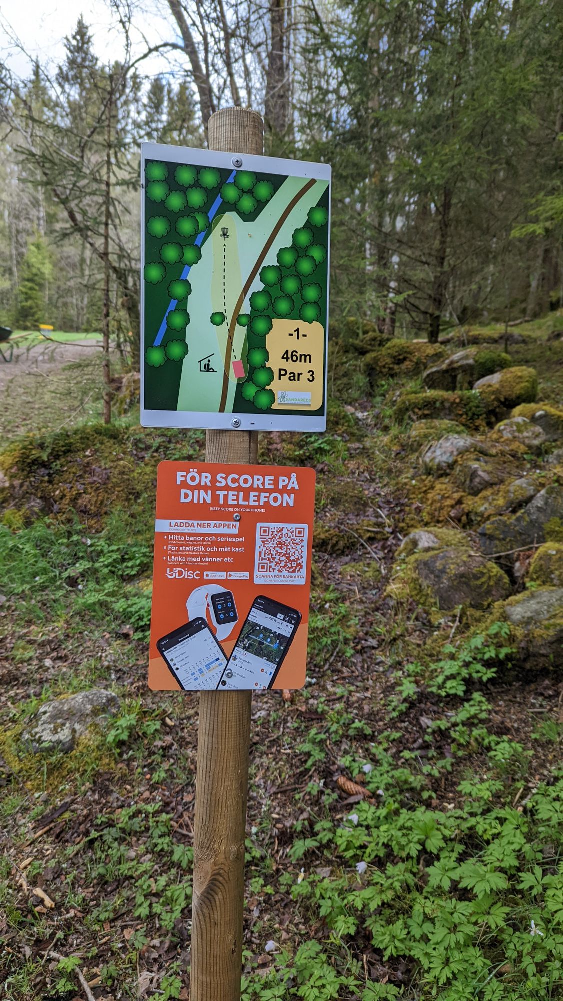 Udisc har skickat en skylt som vi satt upp.