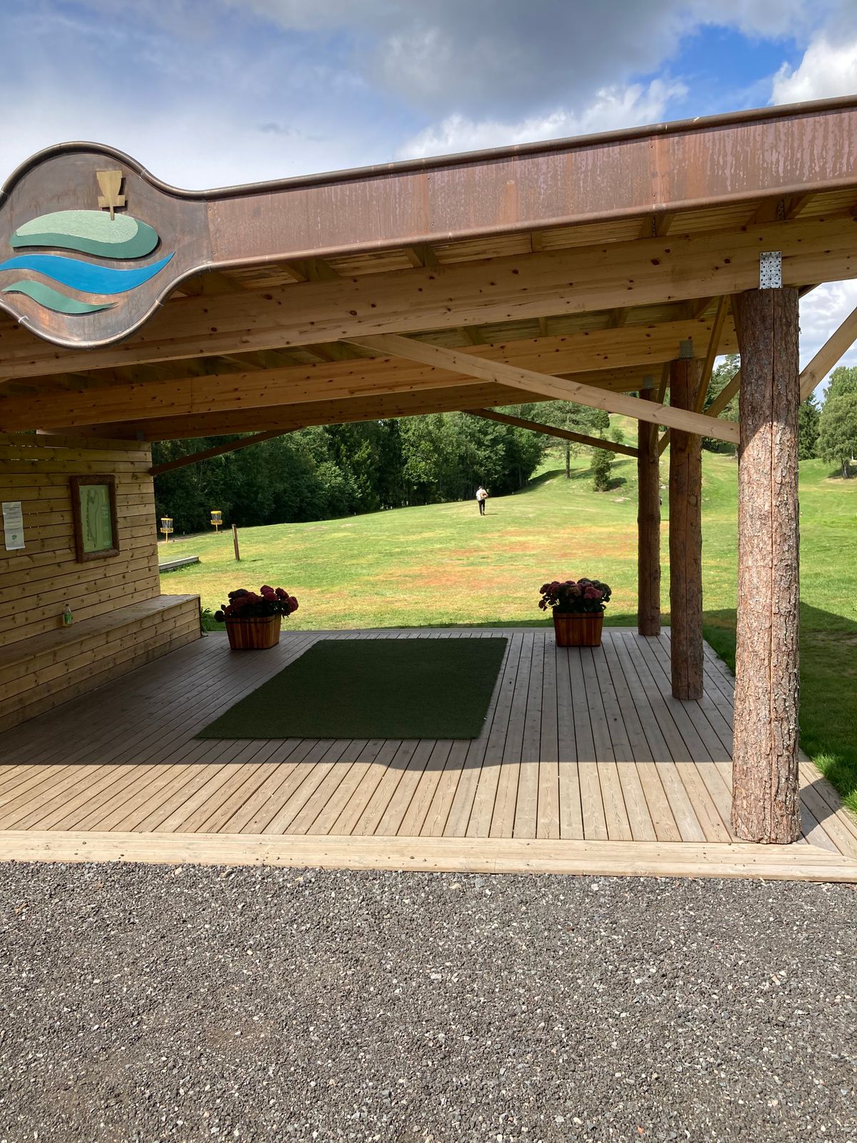 Gold teepad on hole 1
