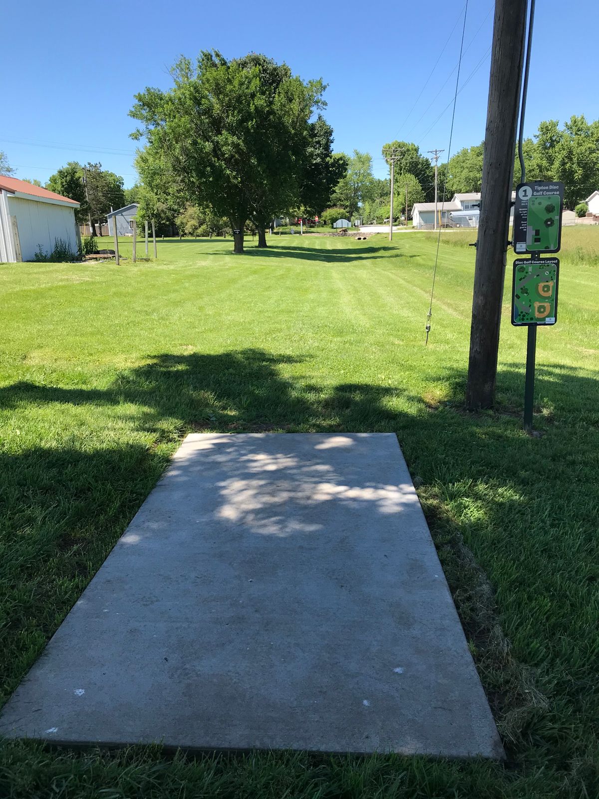 Hole 1, Par 3
Mando right of first tree