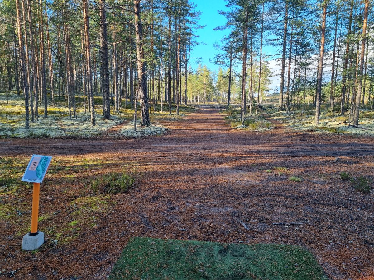 Väylä 10, tunnelista ulos ja vasemmalle aukeaa pitkin, sitten kapea tunneli oikealle kohti koria