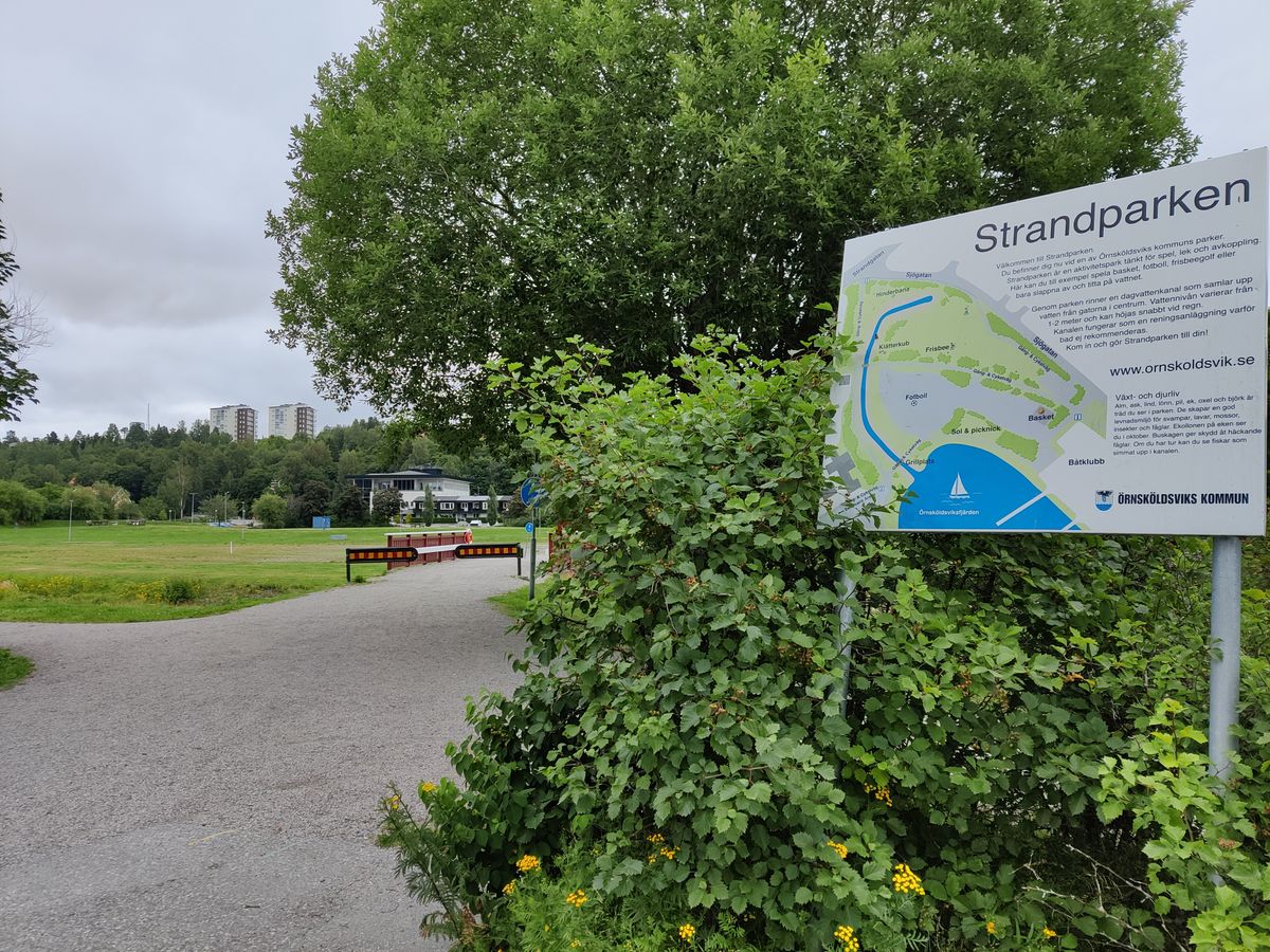 Entrance to park with 2 baskets behind and to the left