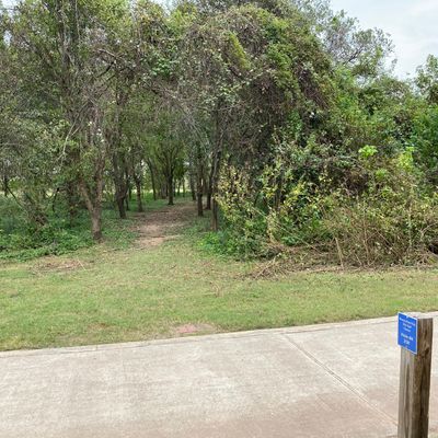 Hole 4 tee pad (dogleg right)