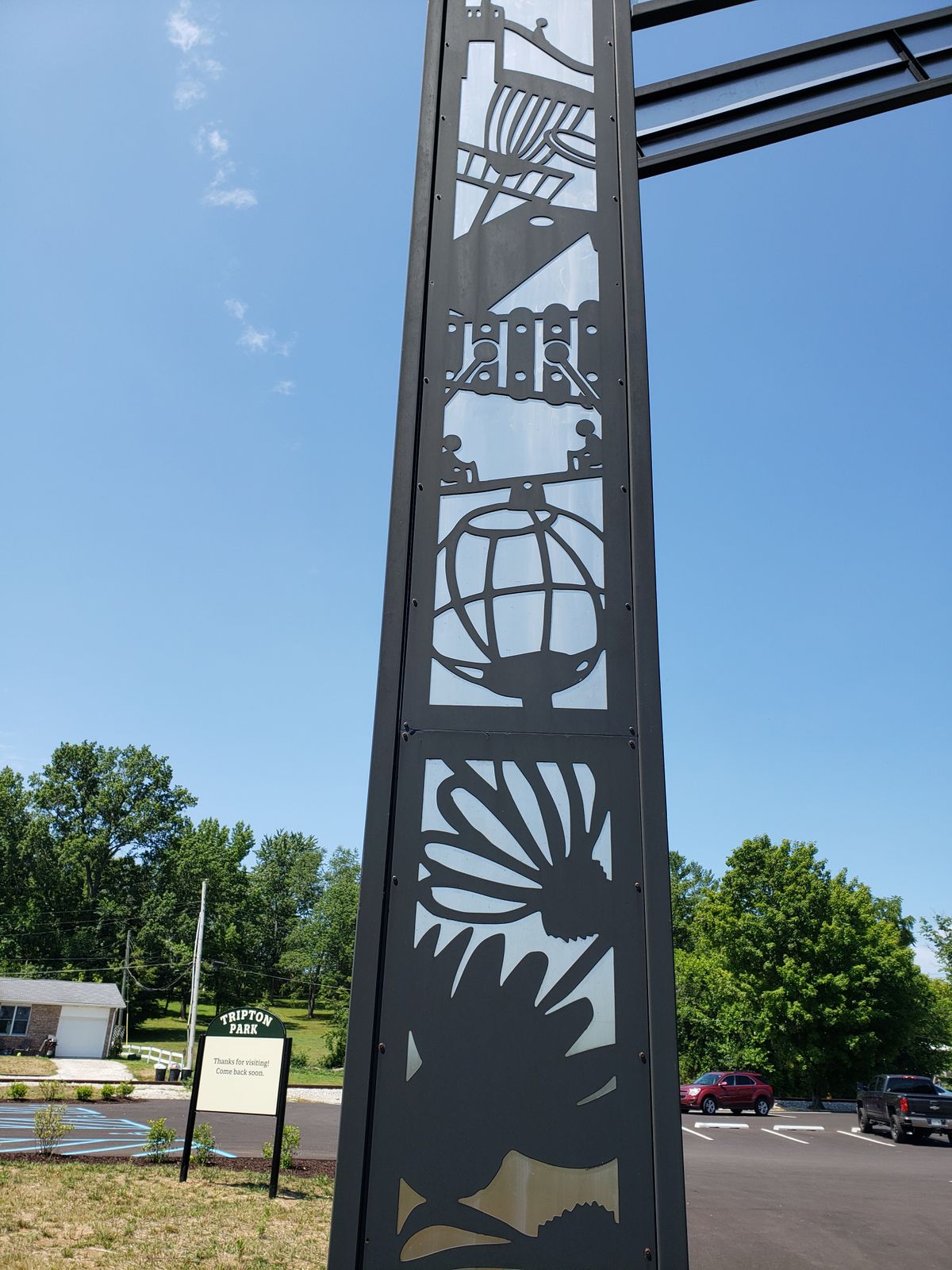 Disc Golf image at top on this side of arch leg.