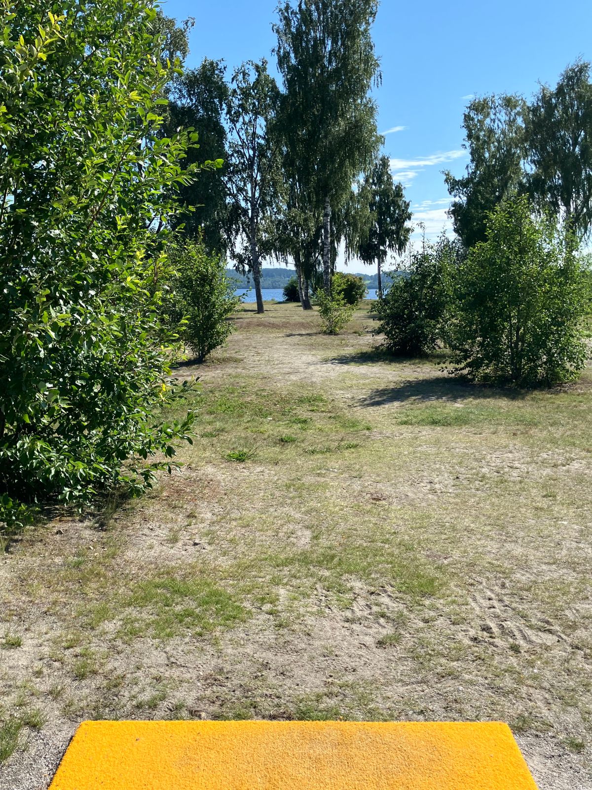 Hål 2, Gul Tee