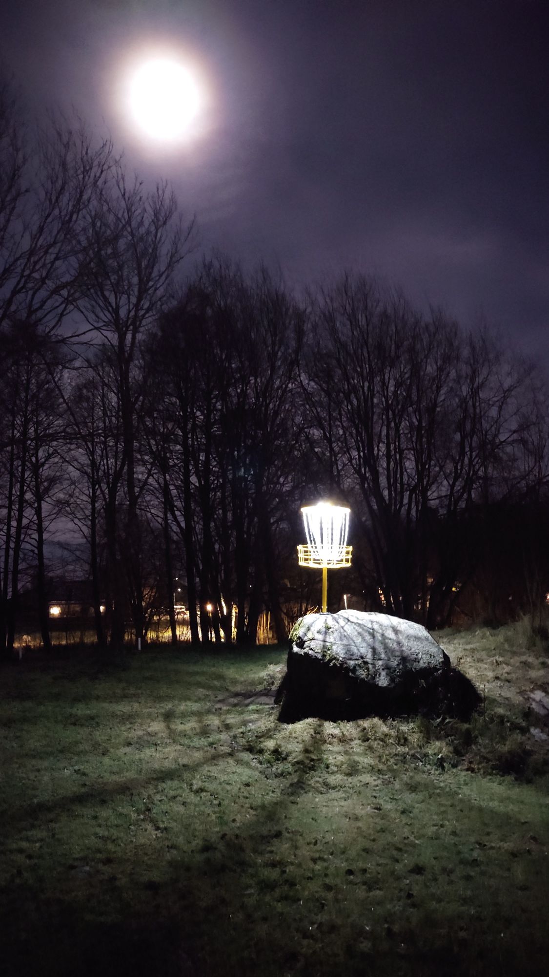 Basket at Hole 1 during the winter glow Doubles league.