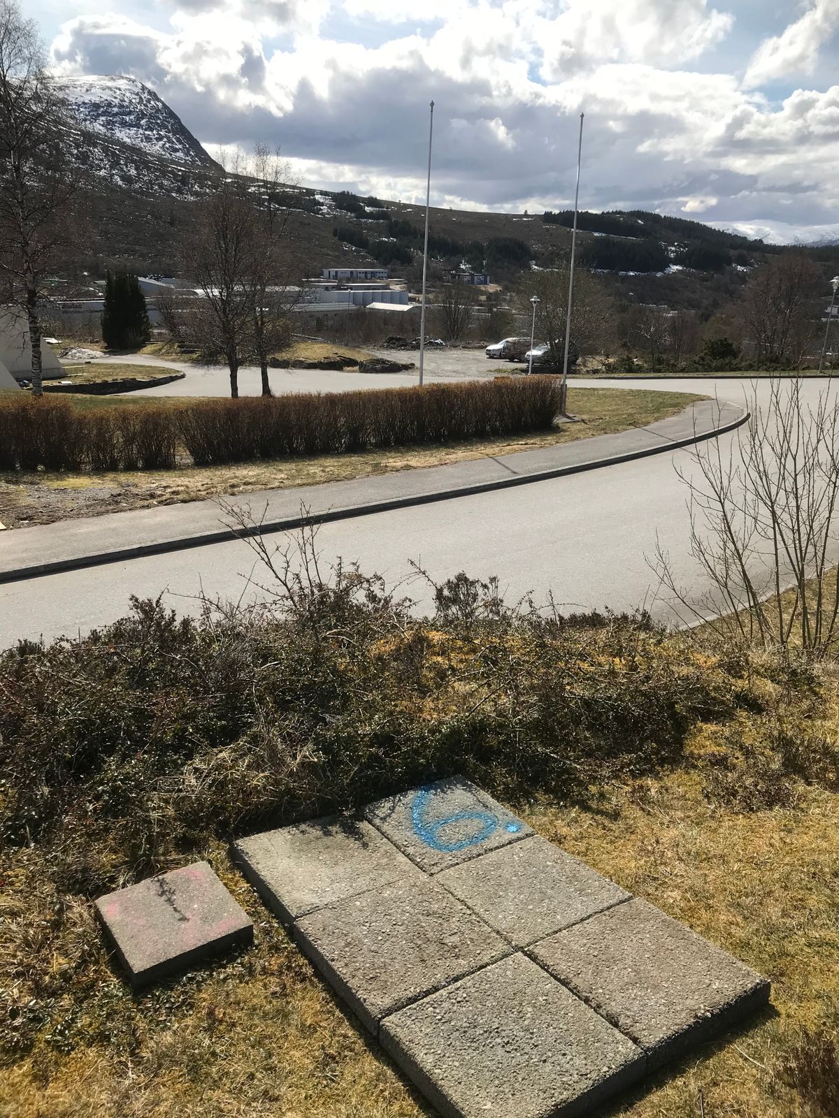 Hol 6 går rett over hekken