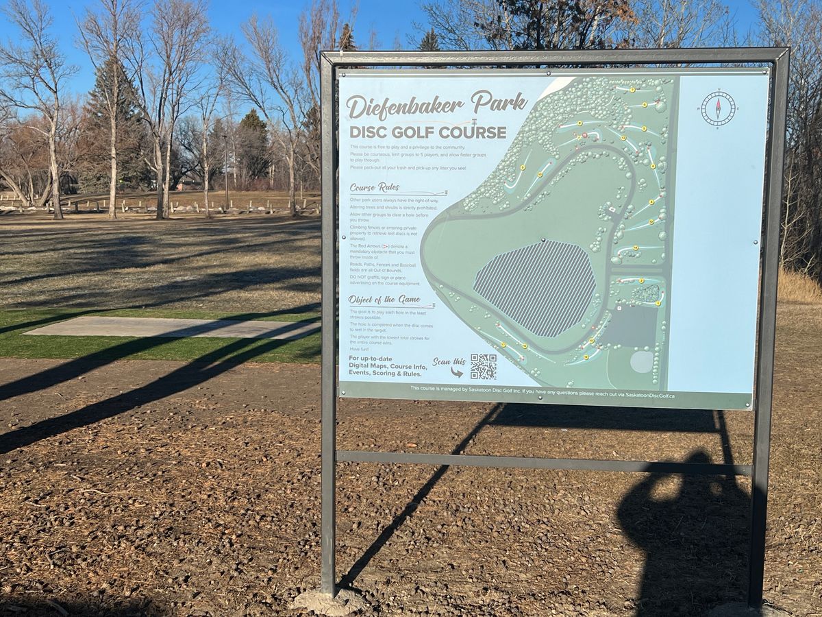 New course main sign to help direct players on etiquette and layout.