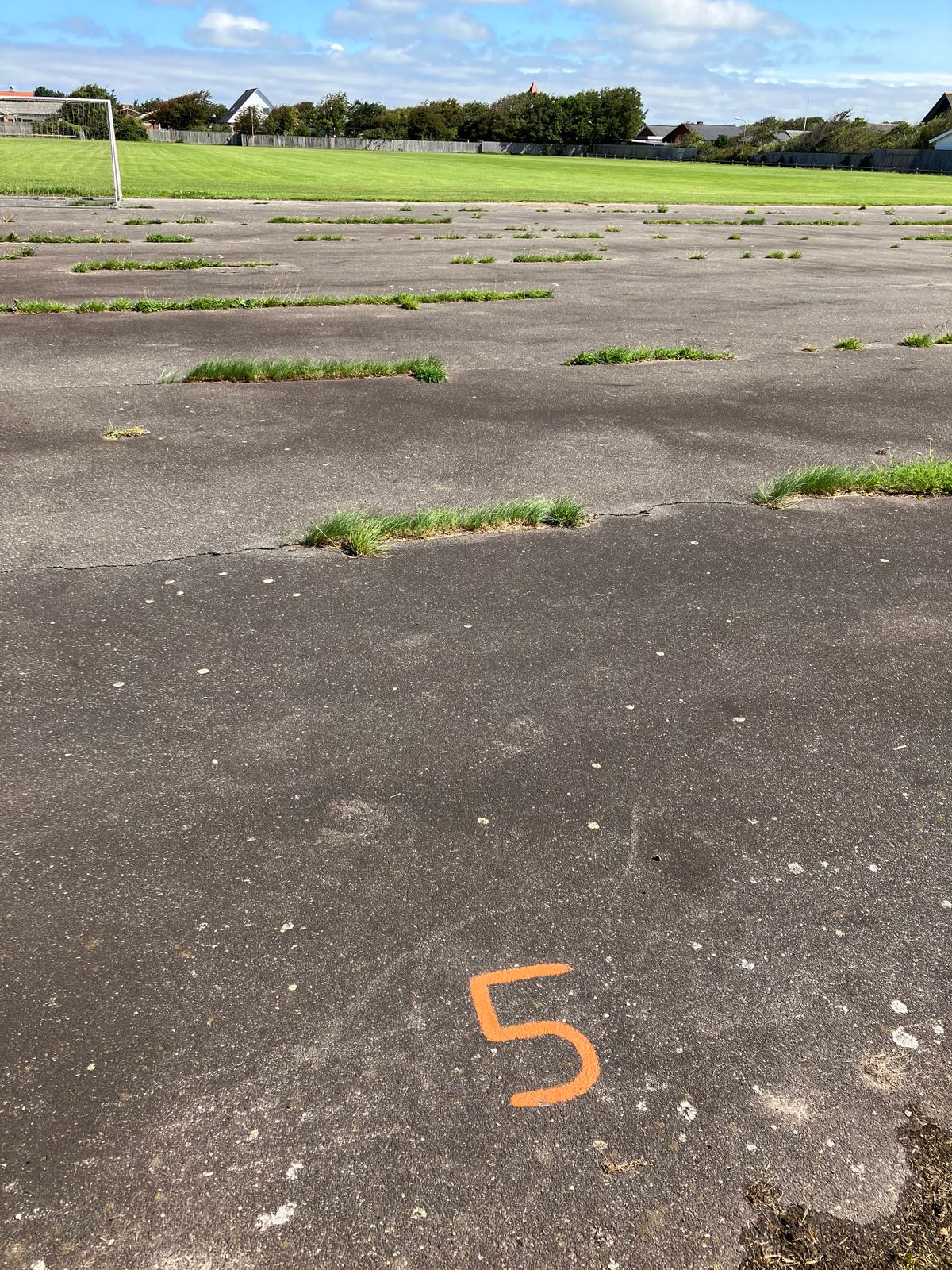 Teested hul 5 , og så tværs over asfaltbanen