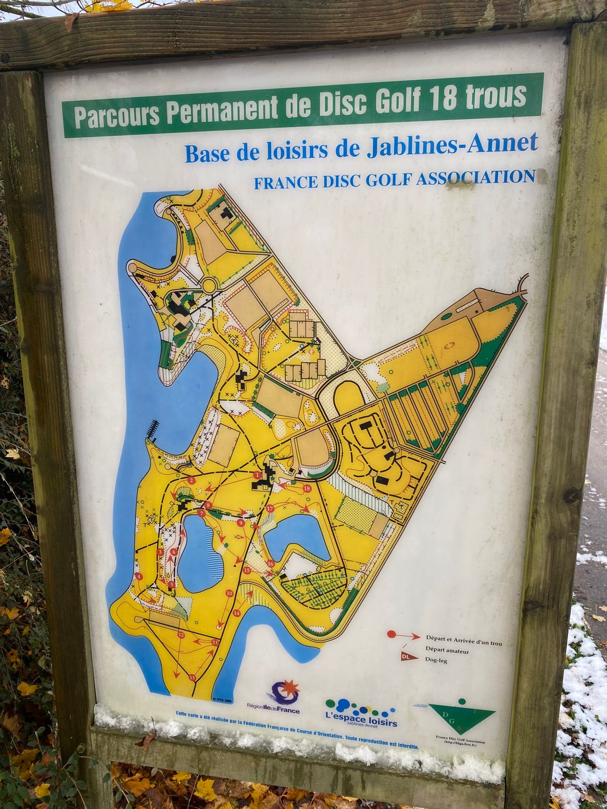 Course map helped me find hole 1. As of November 2024, map is slightly out of date.