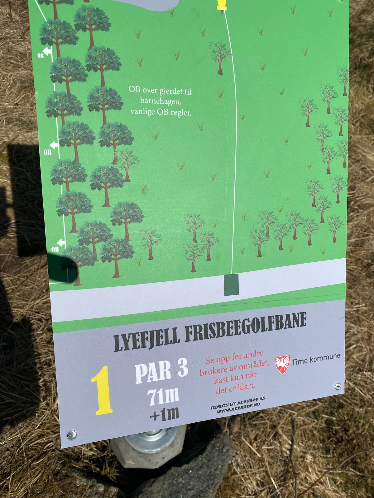 OB over gjerde til barnehage. Fortsett opp berget mot sørvest for å gå til Tee nr 2. vanskelig sti