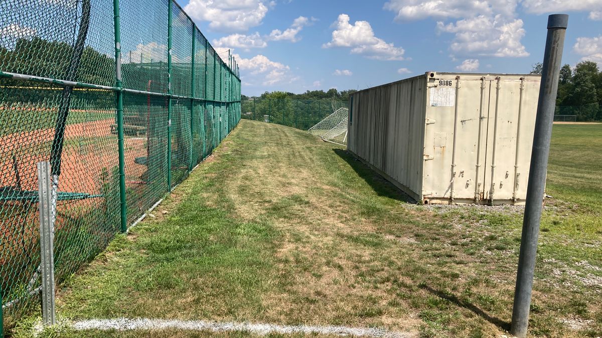 Hole 8 is a mandatory to the left of the storage bin!