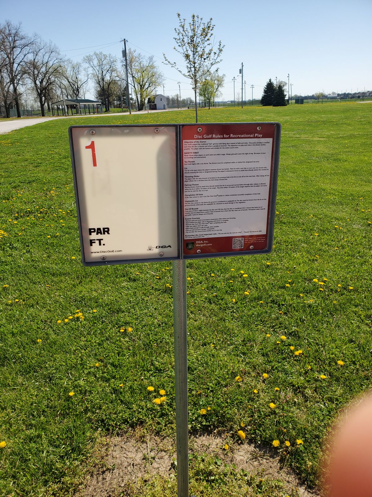 No good information on the signs. Some holes don't have a sign to show where to start the hole from.