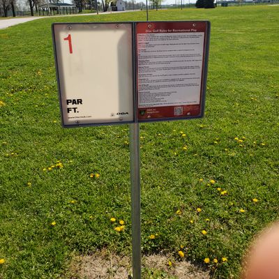 No good information on the signs. Some holes don't have a sign to show where to start the hole from.