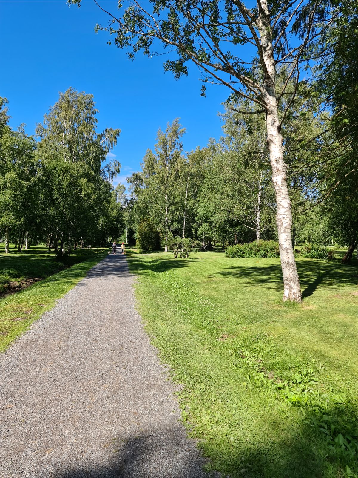 1. Väylän ja puiston läpi menevä polku. Varottava muita puiston käyttäjiä.
