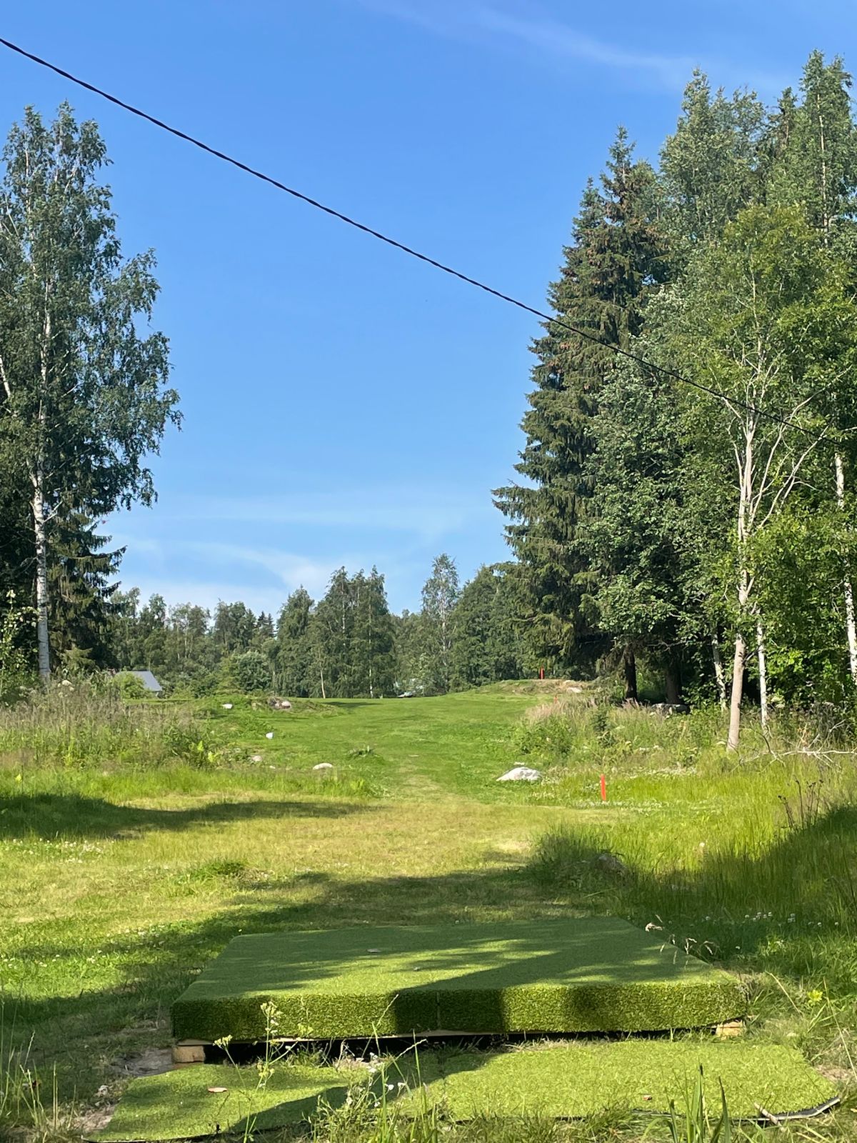 väylä 8 on 160m väylä mikä heitetään loivaan ylämäkeen ja sen jälkeen hienolle avoimelle alueelle