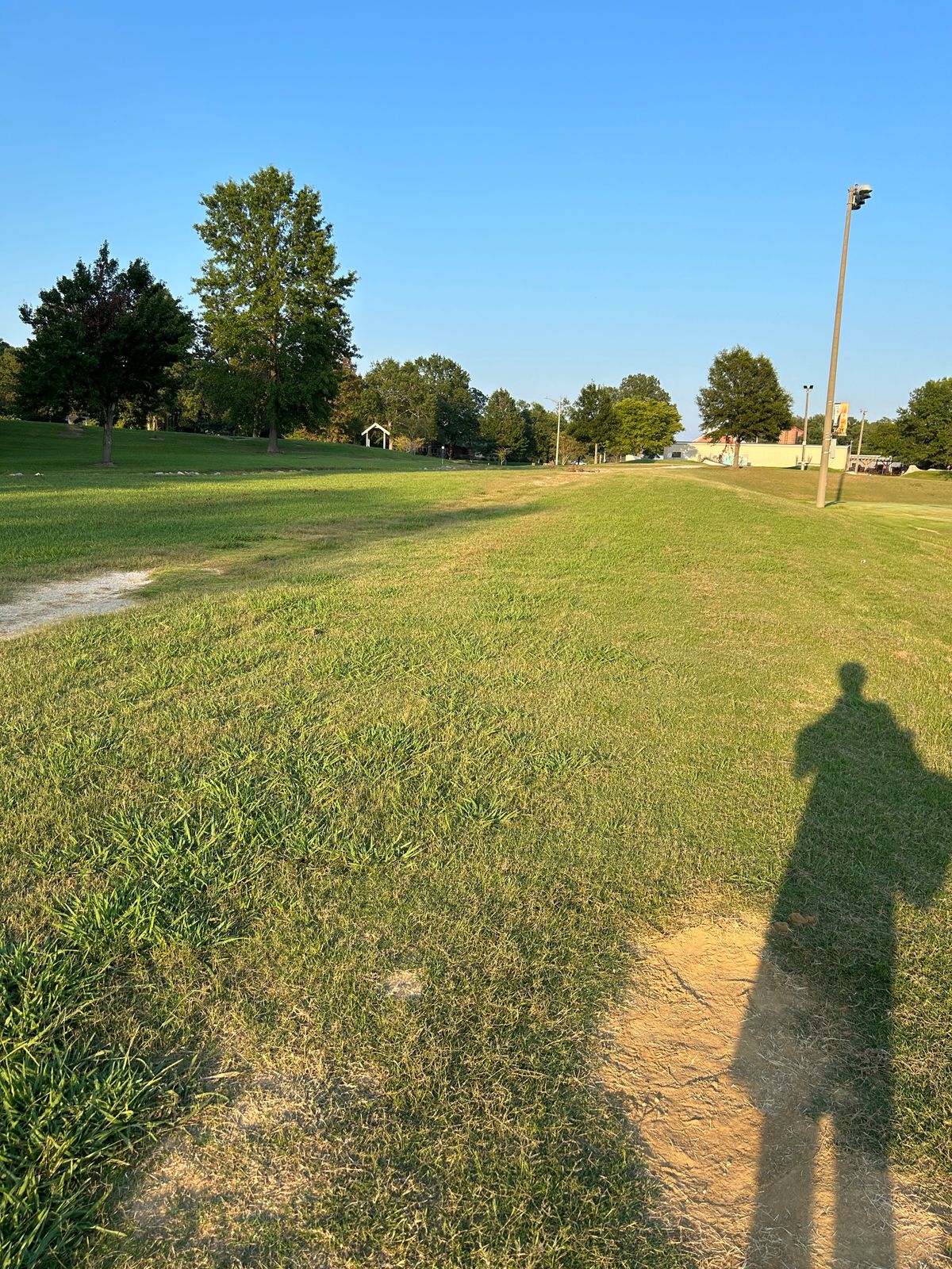 Hole 14 no clear tee or signage, throws up the hill with rocky creek 5-10ft short of pin right