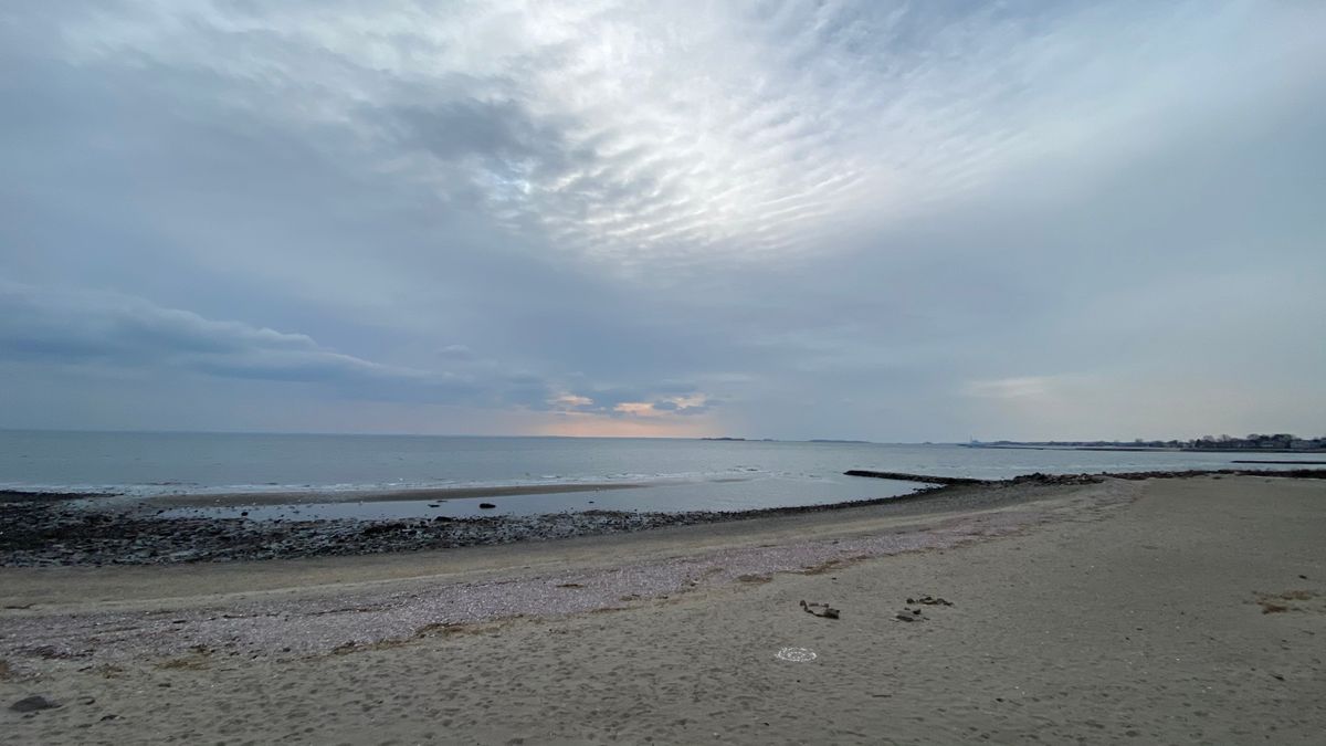Beautiful beach — a disc's throw from the old #7 basket (now #9 on Alternate, or #10 on "!8 on 10" layout)