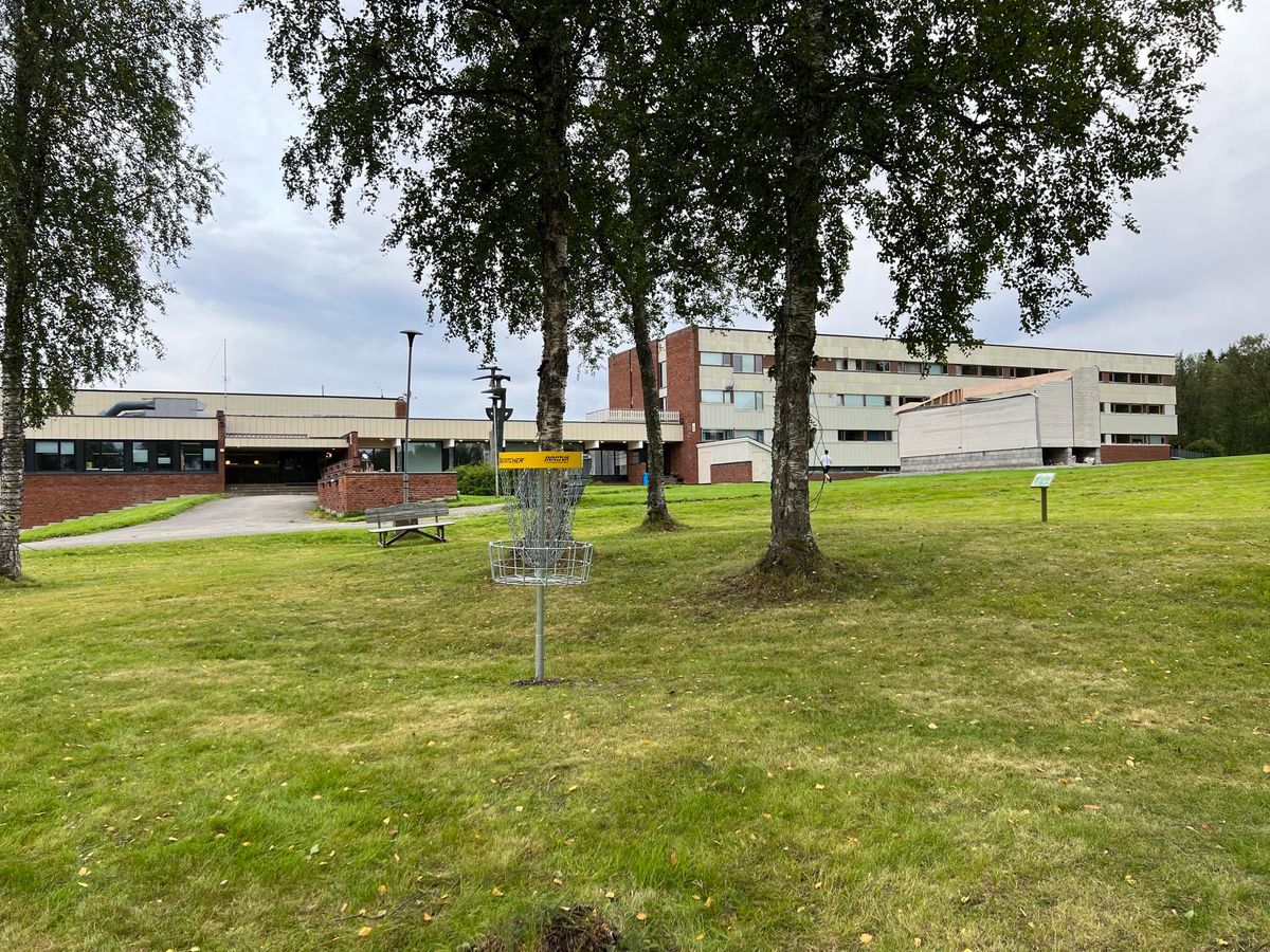 Banen er i parken utenfor Senja vgs