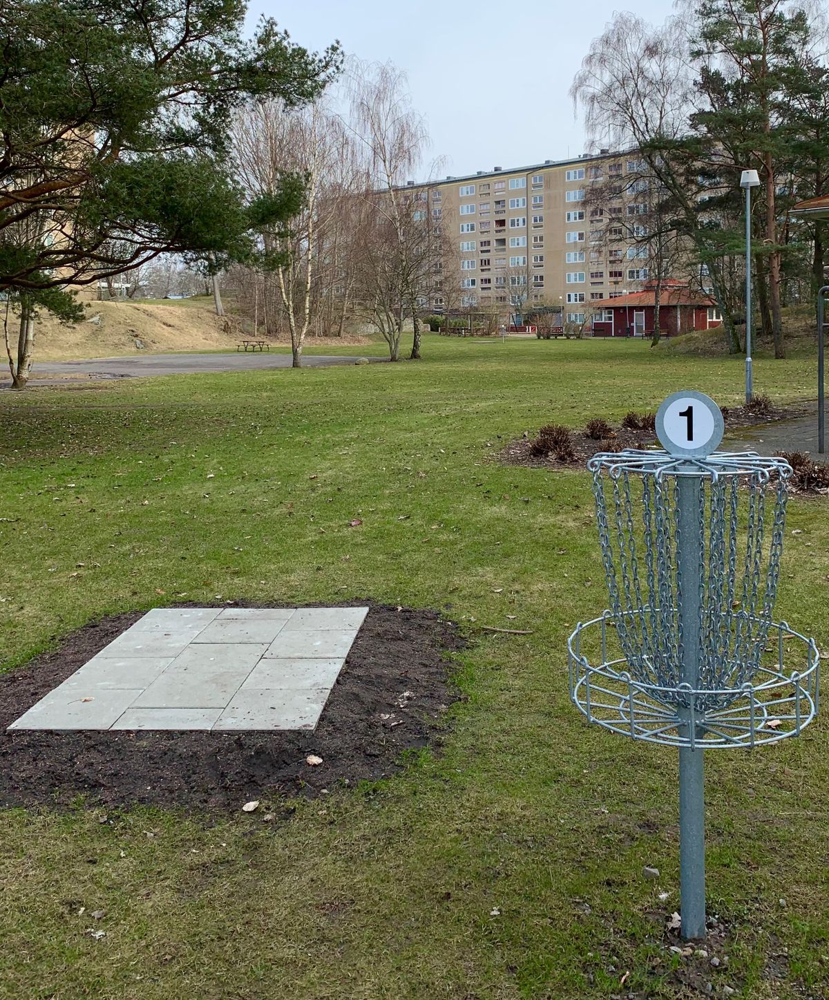 The next tees on every hole was 3-10 meters from baskets, easy to follow around