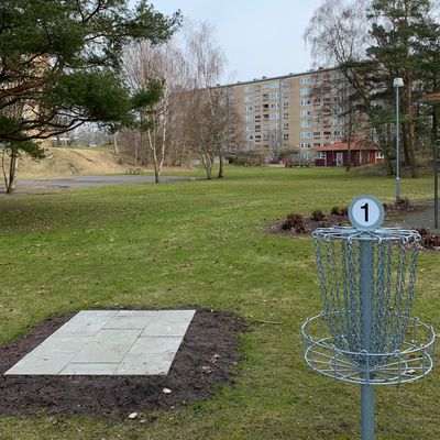The next tees on every hole was 3-10 meters from baskets, easy to follow around