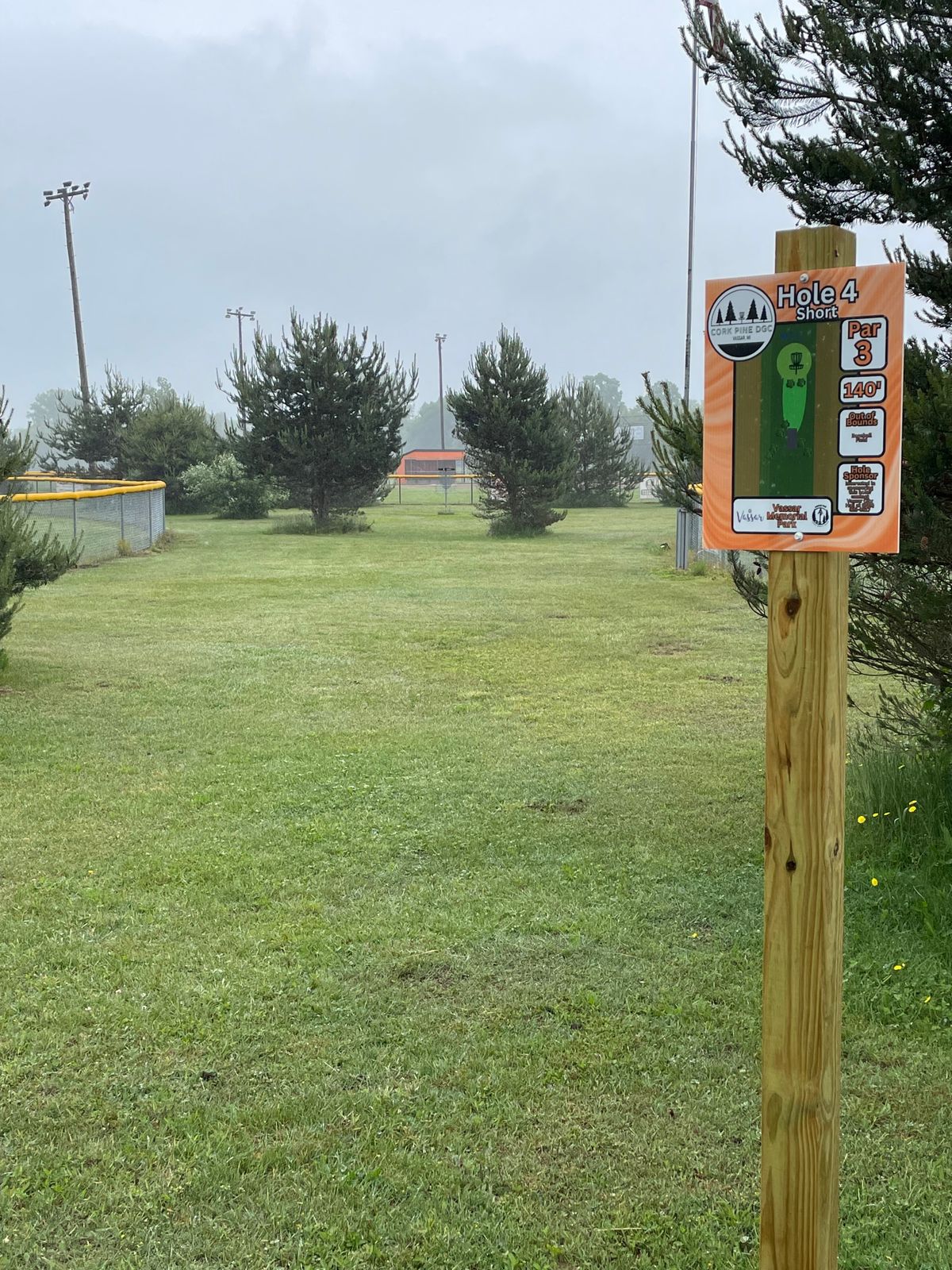 Hole 4 Short: Looking down the center gap