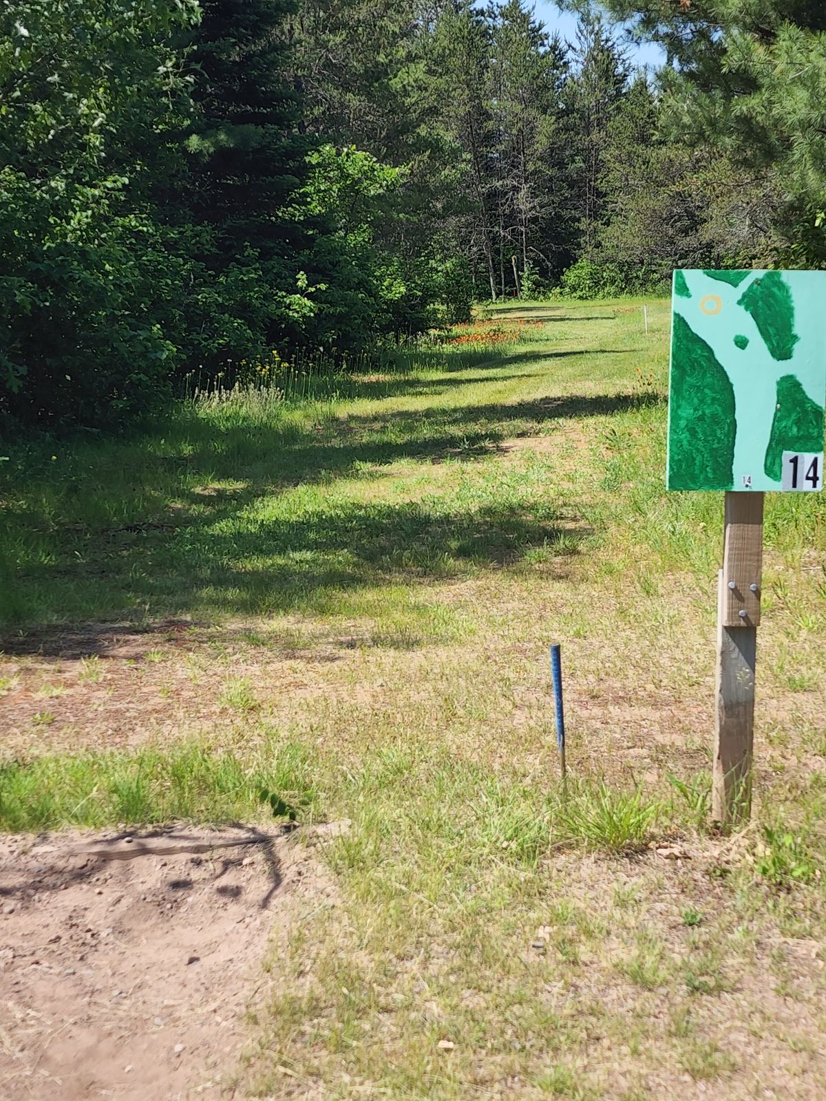 Hole 14 Overview ◇ Pin 200 feet after left turn point. A 100 feet shoot left is an extremely good shot. Very difficult Par 3