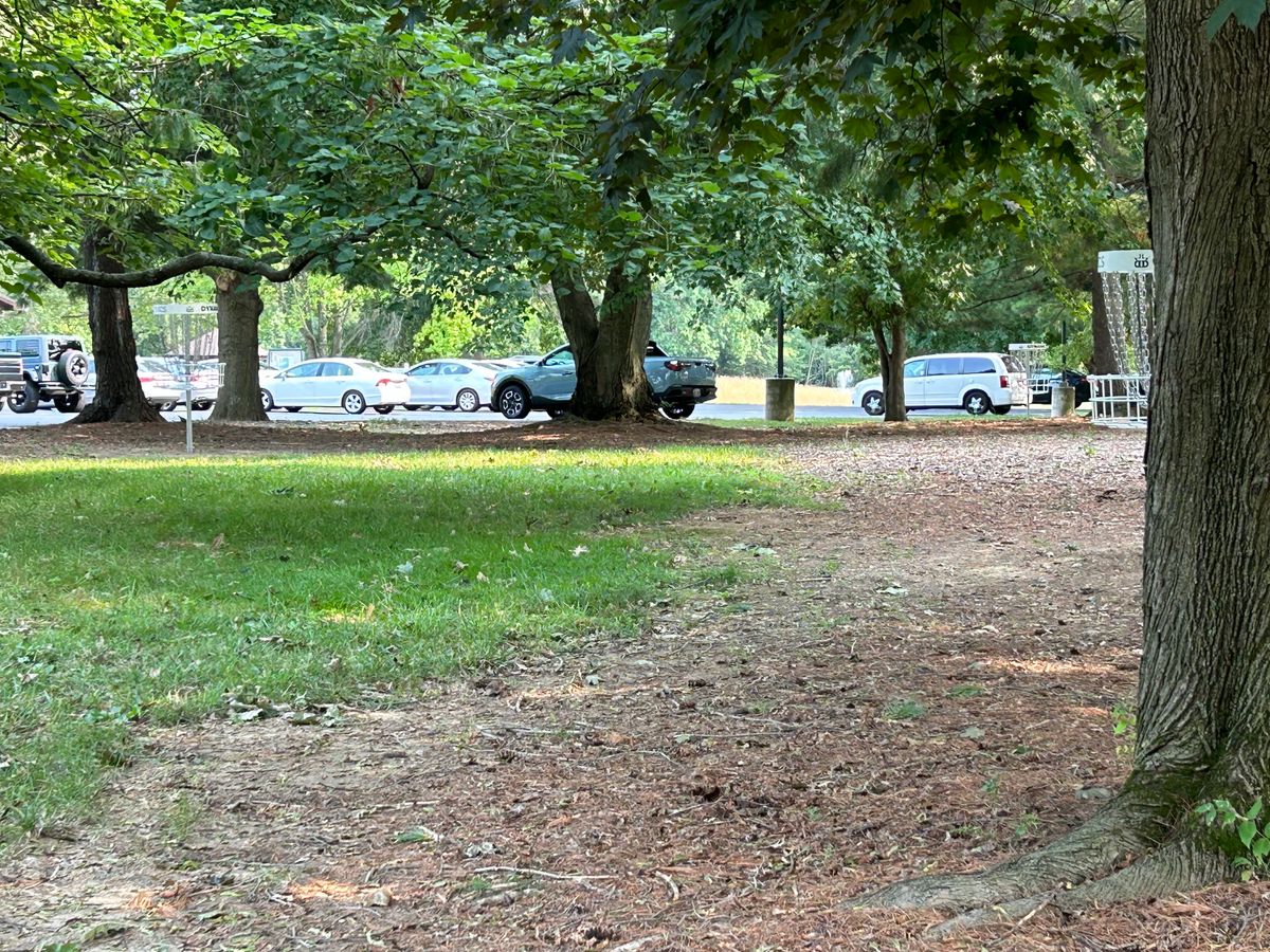Great 3 basket putting area near the main parking lot.