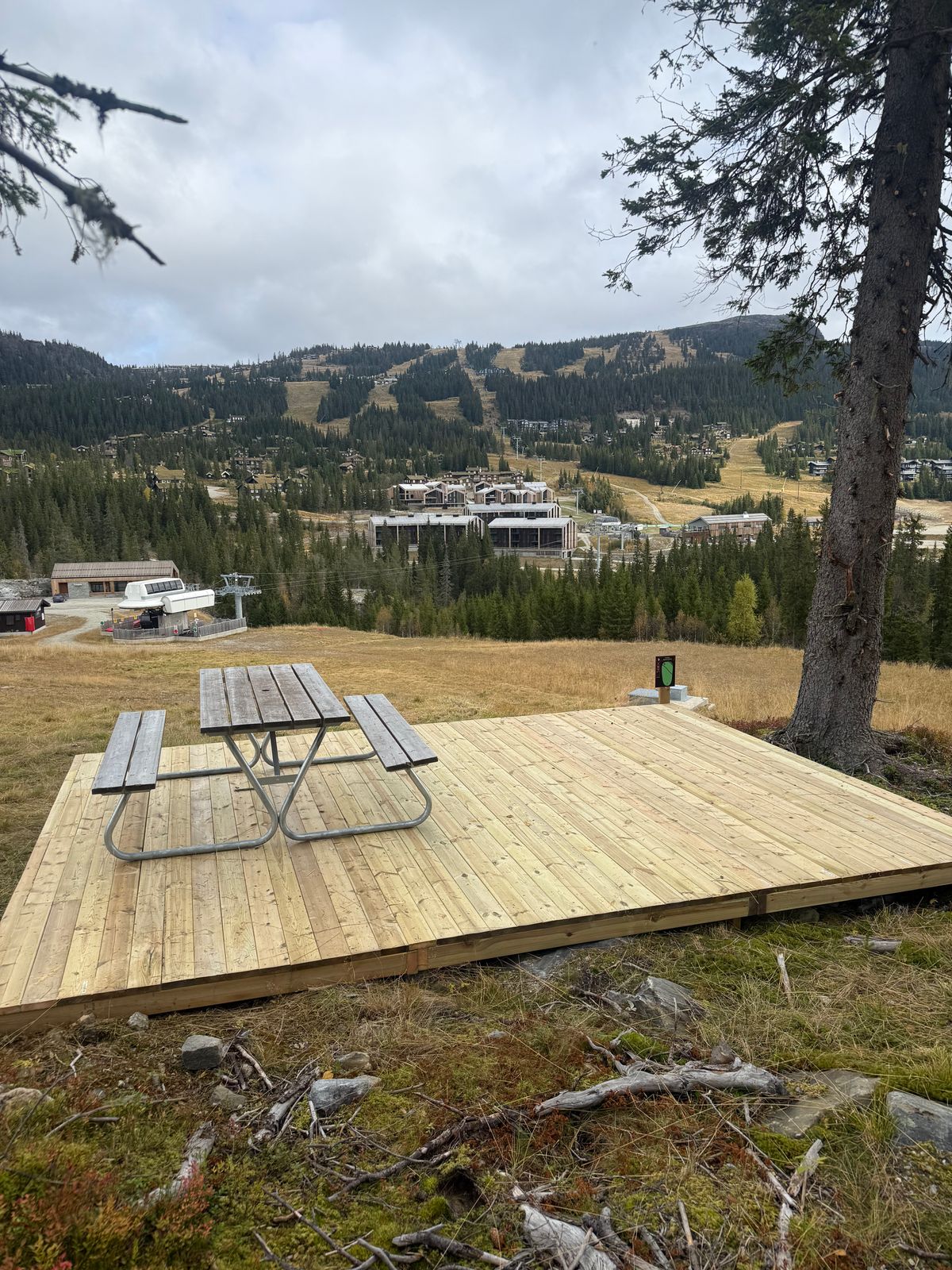Hull9 har en stor teepad med sitteplass der man kan nyte av den fantastiske utsikten over kvitfjell