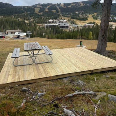 Hull9 har en stor teepad med sitteplass der man kan nyte av den fantastiske utsikten over kvitfjell