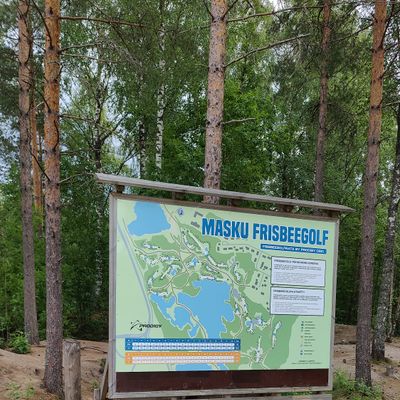 Ratakartta, jonka takana 18. väylän tee
