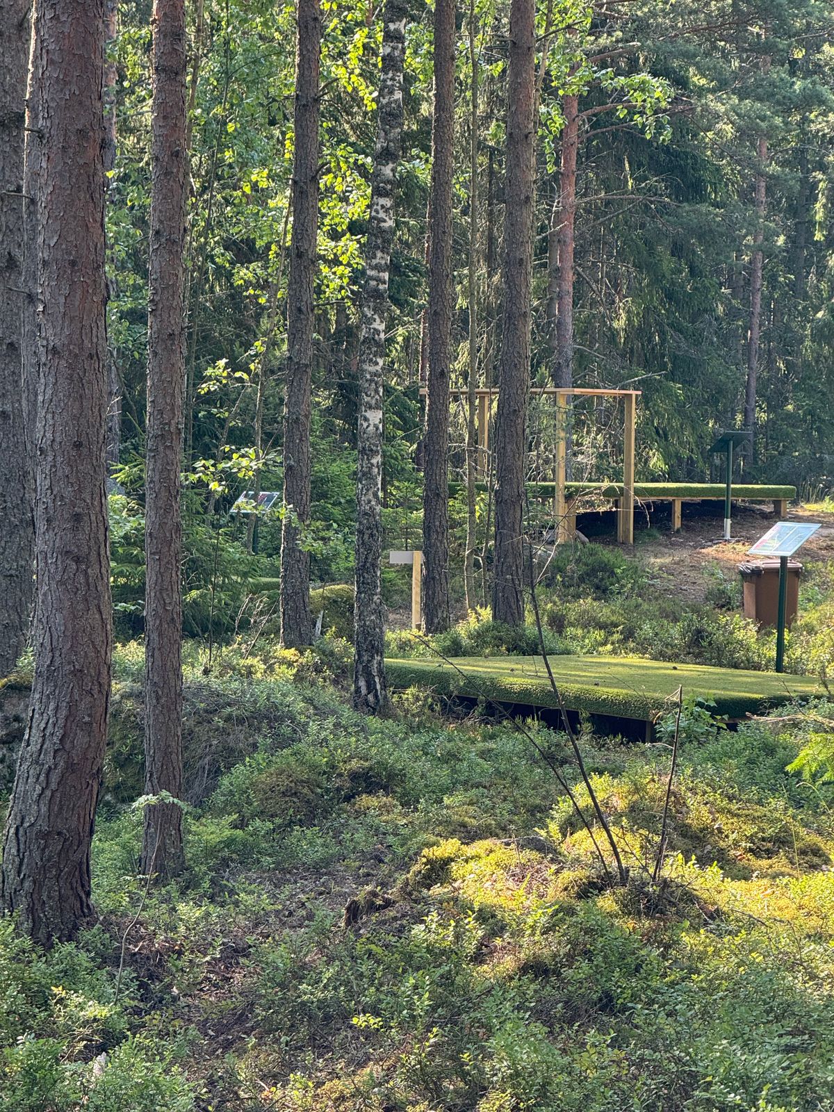 Kolme tiitä väylän edessä
