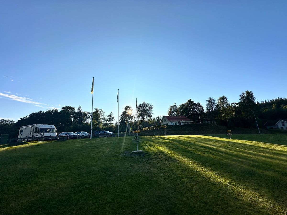 En vacker sensommarvärmen med utsikt över putting gren.