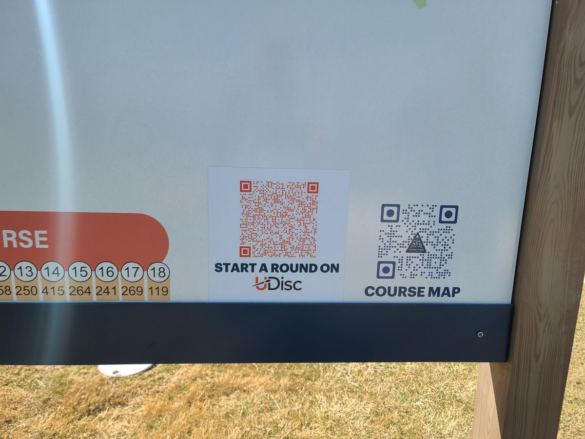 Udisc Sign with QR code to start a round on the Udisc app.