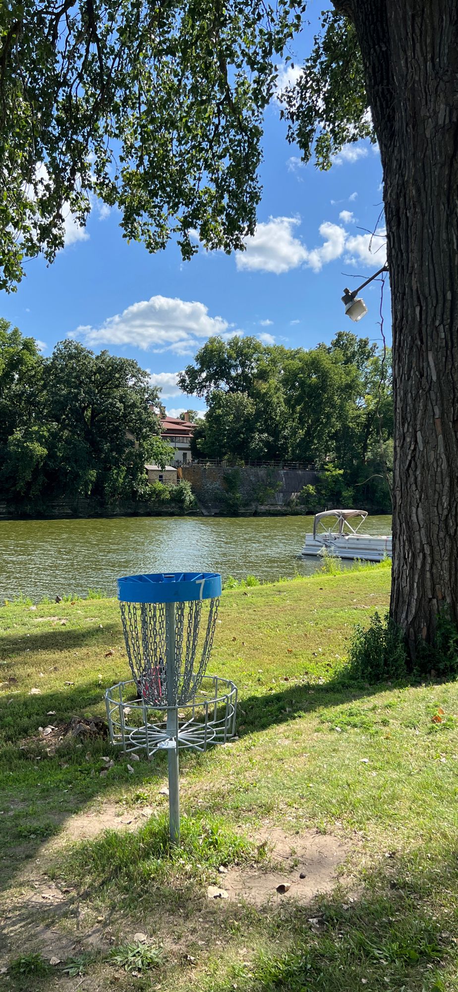 Hole 7 with the lickable river front backdrop